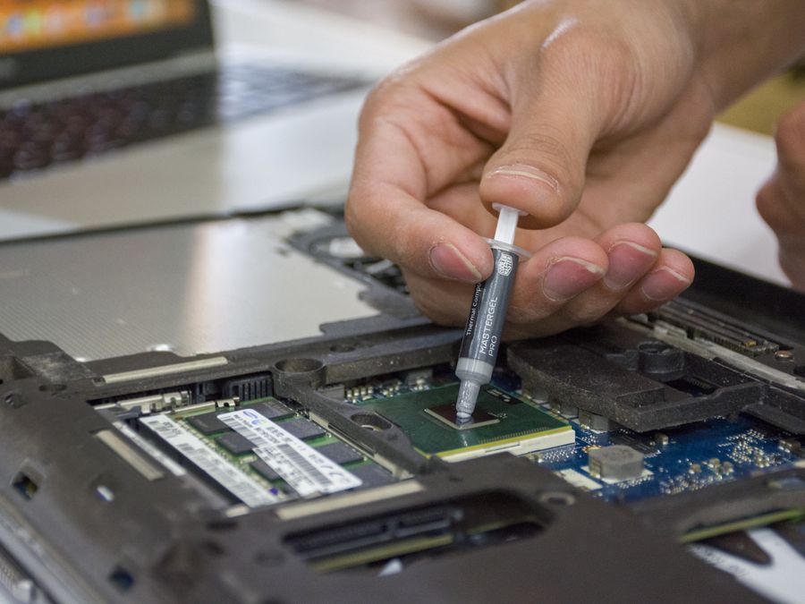 Cambio de pasta térmica en el procesador de una laptop HP