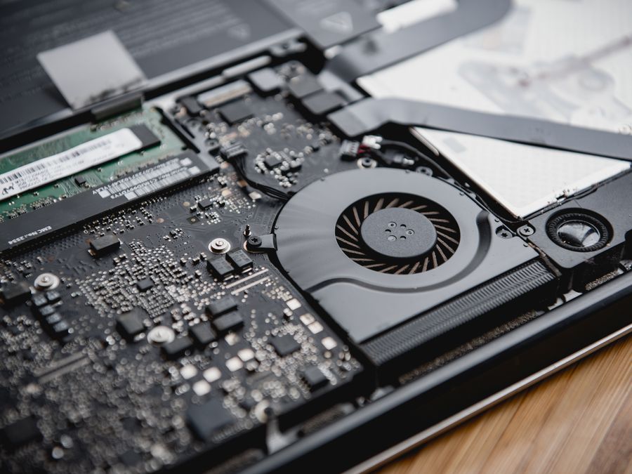 Interior de laptop HP: limpieza de ventilador y placa por sobrecalentamiento